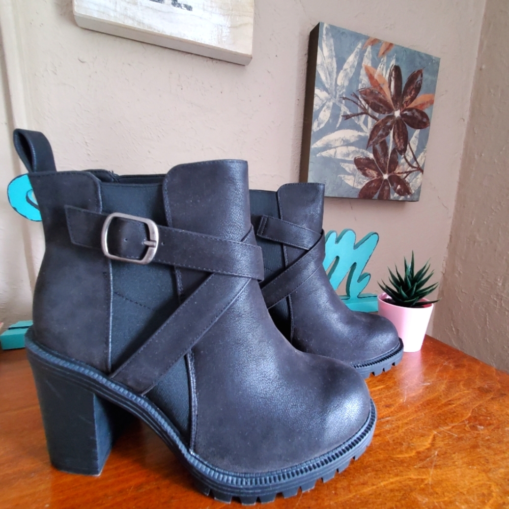 Torrid Criss Cross boot heels 6.5